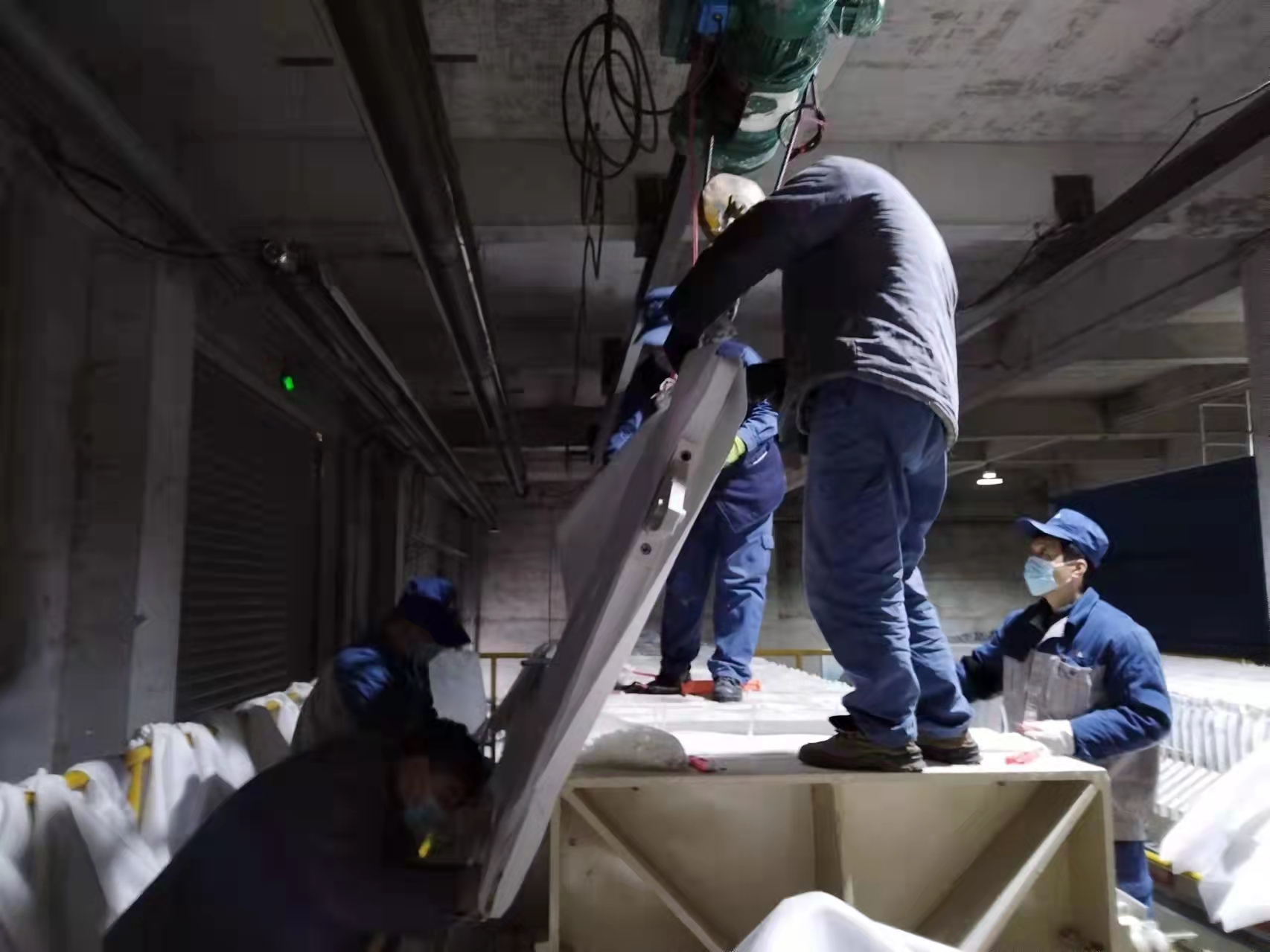 光伏新材料：春寒料峭斗志昂，爭(zhēng)分奪秒換布忙
