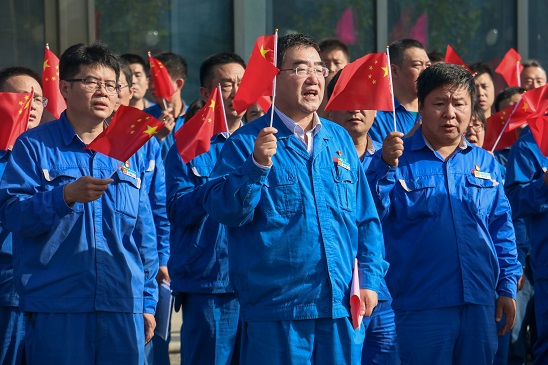 五星紅旗，我愿做你光華中淡淡的一筆——安彩高科舉行 國(guó)慶升旗儀式